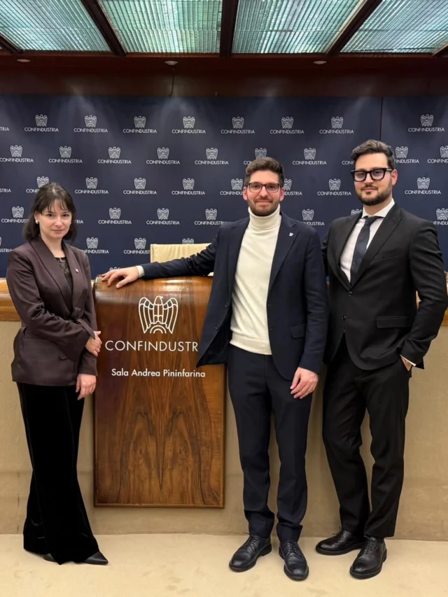 📍 Roma | Assemblea Nazionale Giovani Imprenditori

Giovedì scorso abbiamo partecipato a Roma all’ultimo appuntamento istituzionale dell’anno: l’Assemblea Nazionale dei Giovani Imprenditori - @confindustriagiovani , ospitata presso la sede di Confindustria, seguita dalla consueta Cena degli auguri di Natale.

Come sempre, questi incontri rappresentano un’occasione preziosa per condividere idee e progetti sviluppati a livello nazionale e, soprattutto, per conoscere da vicino le diverse realtà territoriali e i loro giovani imprenditori, con i quali continuare a costruire relazioni, occasioni di dialogo e futuri momenti di collaborazione.

Inoltre durante l'Assemblea il nostro Davide Collino
@davide_collino - ha ricevuto il diploma per il completamento del percorso Altascuola per i Giovani Imprenditori.

#GGIUdine #GiovaniImprenditori #ConfindustriaUdine #AssembleaGGI #Crescita #SviluppoTerritoriale #Innovazione #Impresa #Networking #Formazione #VisiteAziendali #GiovaniLeader #CommunityImprenditoriale #BusinessGrowth #friuliveneziagiulia #altascuolaconfindustia