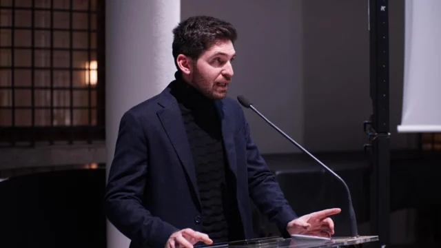 📊 Continuità generazionale nelle aziende familiari: una sfida strategica.

In Italia le imprese familiari rappresentano circa il 90% del tessuto produttivo, ma solo il 32% supera il passaggio alla seconda generazione e appena il 15% arriva alla terza.

Di questi temi si è discusso nel convegno promosso dal Gruppo Giovani Imprenditori di Confindustria Udine, dal Comitato Piccola Industria e da TEHA Group: Giacomo Andolfato Presidente del GGI Udine, ha ribadito l’importanza di pianificare per tempo il passaggio generazionale, dotandosi di metodo e strumenti adeguati; Francesco Massignani, Senior Professional dell’area Imprese familiari e Governance di TEHA Group, ha evidenziato come una governance strutturata e una pianificazione anticipata incidano positivamente sulla crescita e sulla competitività delle imprese familiari; il case history presentato da Diego Buso, CEO di Fluid System, ha infine dimostrato come le complessità tipiche dell’impresa familiare possano trasformarsi in un reale vantaggio competitivo se gestite con visione e anticipo.

#GGIUdine #ConfindustriaUdine #giovaniimprenditori #passaggiogenerazionale