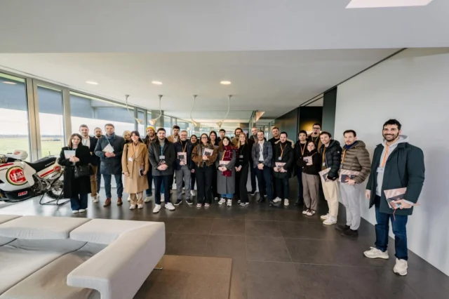 70 giovani imprenditori in visita a Pratic e Alberti 1906

Lo scorso 20 febbraio il Gruppo Giovani Imprenditori di Udine, presieduto da @giacomo.andolfato , insieme al GGI di Verona @ggi.vr , ha organizzato due visite aziendali coinvolgendo 70 giovani imprenditori in due realtà simbolo del Friuli.

Prima tappa presso Pratic S.p.A. @praticofficial , realtà internazionale nel settore delle pergole bioclimatiche e schermature solari, oggi parte di StellaGroup. Un’occasione per approfondire strategie di crescita e visione sui mercati esteri.

Seconda visita a San Daniele del Friuli da Alberti 1906 – La Casa del Prosciutto @lacasadelprosciutto , storico prosciuttificio attivo dal 1906 e guidato dalla famiglia Alberti da cinque generazioni. Tradizione artigianale e tecnologie moderne convivono in un modello che tutela qualità e autenticità del Prosciutto di San Daniele.

A raccontare la storia aziendale sono stati Marco e Luca Alberti, entrambi membri del GGI di Udine.

Due modelli diversi, un unico messaggio: innovazione e tradizione possono essere leve complementari di successo.

Ringraziamo i nostri sponsor:
@4dodo_beyondimagination @koki.spa @ingegnosuite @kaesercompressori @blue.service.srl @sacercarrellielevatori @smashie_official 
Metal-Tech S.r.l.  BancadiUdineCooperativa Zeranta Digital - Ideo S.r.l. INOCRAM SRL Mec-2 S.r.l. 
#GGI #ConfindustriaUdine #Impresa #Networking #Innovazione&Tradizione