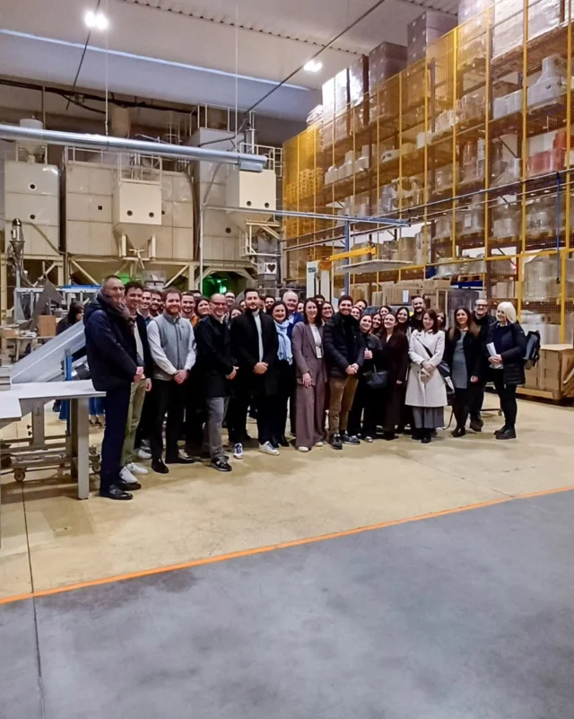 Dalla tradizione al mondo: la storia di Oro Caffè 

Il 26 marzo 2026 il Gruppo Giovani Imprenditori ha visitato @oro_caffe a Feletto Umberto (UD) : oltre 60 partecipanti guidati dal presidente @giacomo.andolfato.

Un viaggio dentro una realtà che è molto più di una torrefazione:
- 50 dipendenti
- 55% del fatturato all’estero, in 30 Paesi
- 6.000 kg di capacità produttiva giornaliera
- 7 caffetterie Adoro Caffè
- Oltre 2.000 baristi formati ogni anno
 
Grazie al racconto di Elisa Toppano, abbiamo scoperto come una piccola torrefazione sia diventata un brand internazionale, senza perdere la propria anima artigianale.
Un esempio concreto di impresa friulana che cresce, innova e ispira.

#GiovaniImprenditori #OroCaffè #GGIUD #ConfindustriaUdine 

Ringraziamo i nostri sponsor:
@4dodo_beyondimagination @koki.spa @ingegnosuite @kaesercompressori @blue.service.srl @sacercarrellielevatori @smashie_official
Metal-Tech S.r.l.  BancadiUdineCooperativa Zeranta Digital - Ideo S.r.l. INOCRAM SRL Mec-2 S.r.l.