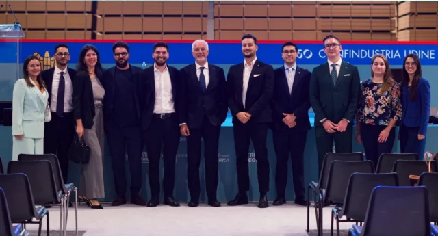 👥Sabato 12 settembre una delegazione del Gruppo Giovani Imprenditori di Confindustria Udine ha partecipato al convegno “Prima le Fabbriche – La forza di ricostruire, il coraggio di guardare al futuro”, tenutosi a Fantoni, Osoppo.

Un importante momento di confronto dedicato ai 50 anni dal terremoto del Friuli, al valore della ricostruzione e al ruolo fondamentale delle imprese e del lavoro nello sviluppo economico e sociale del territorio.

Un’occasione per ricordare il passato, valorizzare la capacità del nostro territorio di ripartire e, soprattutto, guardare al futuro con spirito imprenditoriale e responsabilità🤝🏼

#GGIUD #innovazione #storiedibusiness #crescitaaziendale