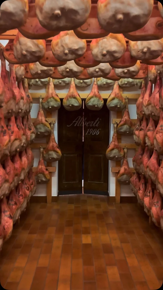 Aprire una porta e ritrovarsi dentro 120 anni di storia✨

Dal 1906, cinque generazioni della famiglia Alberti hanno custodito e fatto evolvere una storia imprenditoriale profondamente legata a San Daniele del Friuli e al suo territorio.

Oggi quella storia continua con Alberti 1906 e con Marco e Luca Alberti, quinta generazione della famiglia e componenti del Gruppo Giovani Imprenditori di Confindustria Udine.

Abbiamo avuto il piacere di entrare nel cuore di questa realtà e celebrare insieme un traguardo che parla di tradizione, famiglia, impresa e futuro.

120 anni dopo, quella porta continua ad aprirsi verso nuove generazioni😍

Con il supporto di: Banca di Udine - 4DODO - KOKI - Blue Service - Synergie Italia - Sacer - Ceccarelli - Dusci - Smashie - Generali Udine Venti Settembre - Ingegni Srl

Sponsor tecnici: INGEGNO Suite - Zeranta Digital - Ultroneo

Media & Communication Partner: Upperlab

#GGIUD #innovazione #storiedibusiness #crescitaaziendale